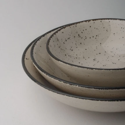 Miska Ø 21.5 cm H: 5.5 cm — Gaya Atelier světle šedý stříkaný