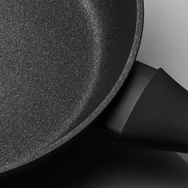 Fry pan Ø 26 x 5 cm with soft-touch handle — Uranus black Lunasol