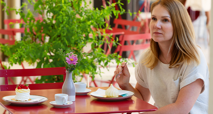 Charming bistro in the park with a touch of art