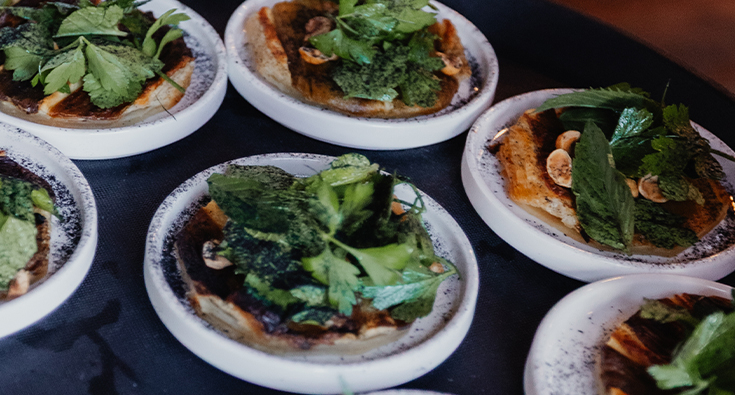 Svatební hostina v dřevěné stodole